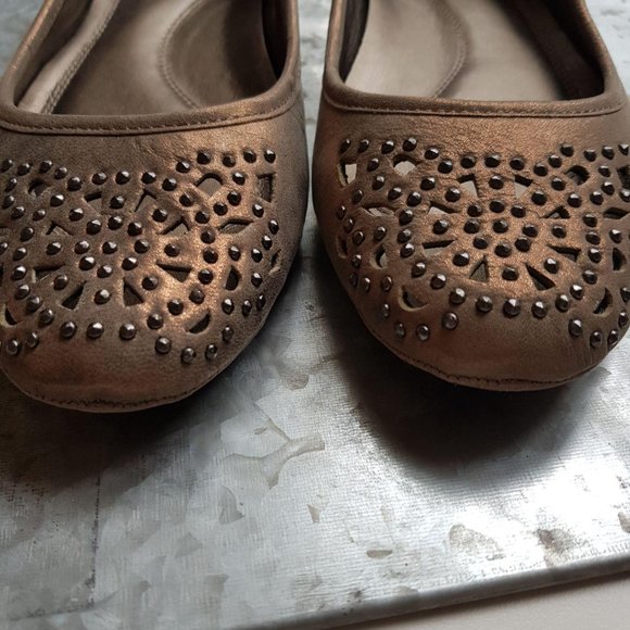 Tahari Joselyn Flats in Bronze Gold Sz 8.5M - Picture 4 of 7